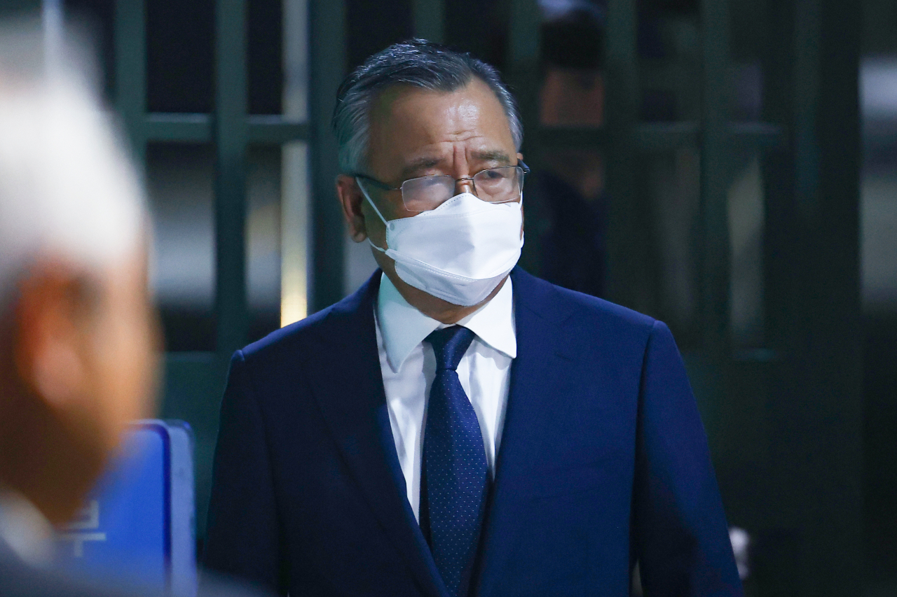 대장동 민간 개발업자들을 돕는 대가로 금품을 수수했다는 이른바 ‘50억 클럽’ 의혹을 받는 박영수 전 특별검사가 30일 오전 구속영장이 기각돼 경기도 의왕 서울구치소에서 나오고 있다. [연합]