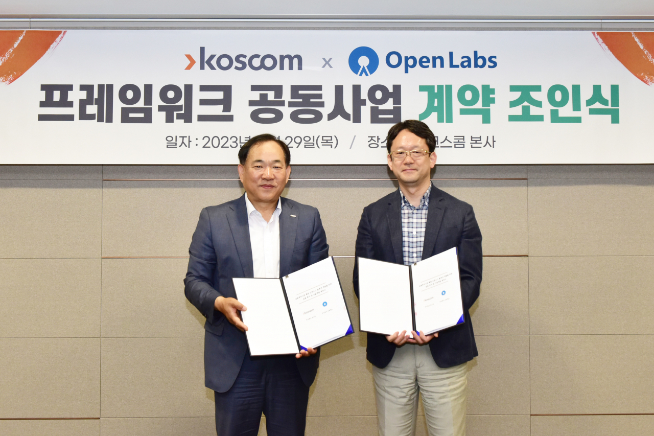 이종기(왼쪽) 코스콤 금융사업본부장과 하창석 오픈랩스 대표가 지난 29일 오후 서울 영등포구 코스콤 본사에서 금융투자업계 전용 차세대 프레임워크 플랫폼 공동개발 사업을 위한 조인식을 진행한 뒤 기념 촬영을 하고 있다. [코스콤]