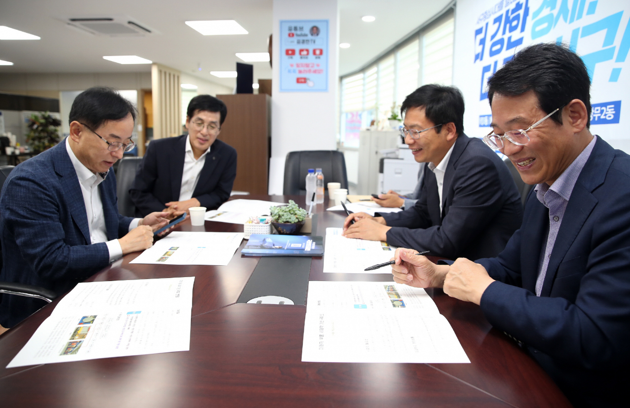 강진원군수가 예산확보를 위해 김경만의원을 만나 지역현안을 설명하고 있다
