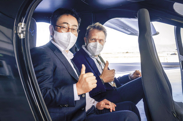 유영상(왼쪽) SK텔레콤 대표이사와 조벤 비버트 조비에비에이션 최고경영자(CEO)가 조비에비에이션 생산시설에서 UAM 기체에 함께 탑승한 모습. [SK텔레콤 제공]