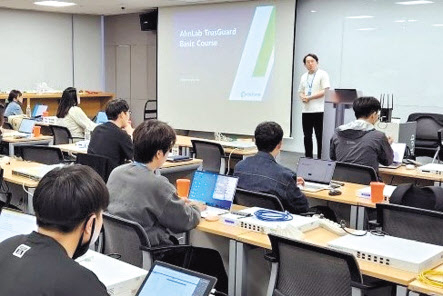공인 파트너사 대상 맞춤형 역량강화 프로그램 ‘안랩 에듀케이션 프레임워크’가 진행되고 있다. [안랩 제공]