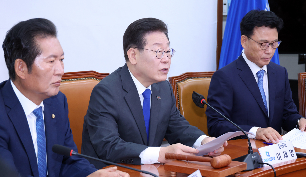 이재명 더불어민주당 대표가 30일 국회 당 사무실에서 최고위 회의를 하고 있다. [연합]