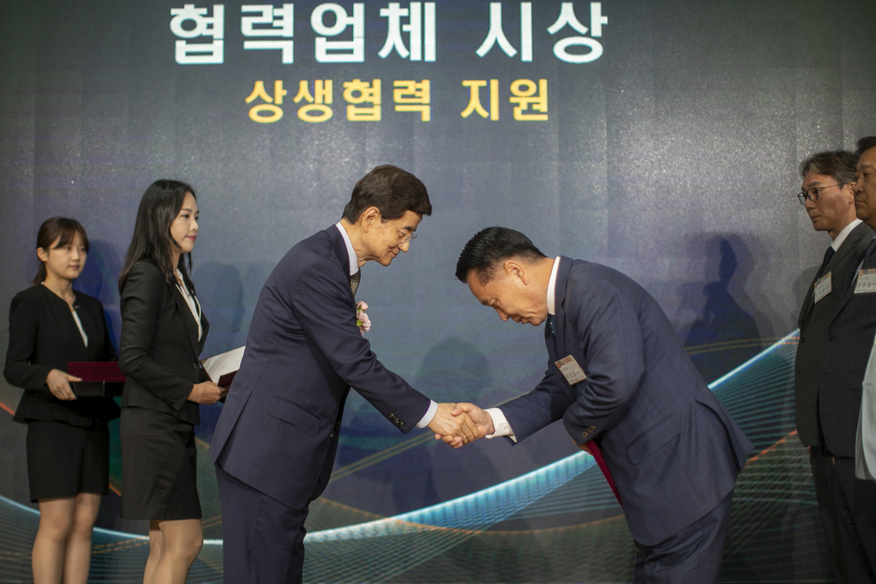 호반그룹은 30일 호반파크에서 창립기념식을 개최하고 상생협력 지원금을 전달했다고 밝혔다. 사진은 김선규 호반그룹 회장과 협력사 대표. [호반그룹]