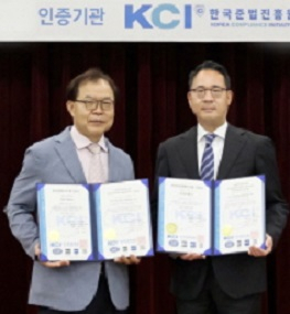 한국준법진흥원 황인학 원장(왼쪽)이 제일파마홀딩스 한상철 대표에게 ISO 인증서를 수여하고 있다. [제일약품 제공]