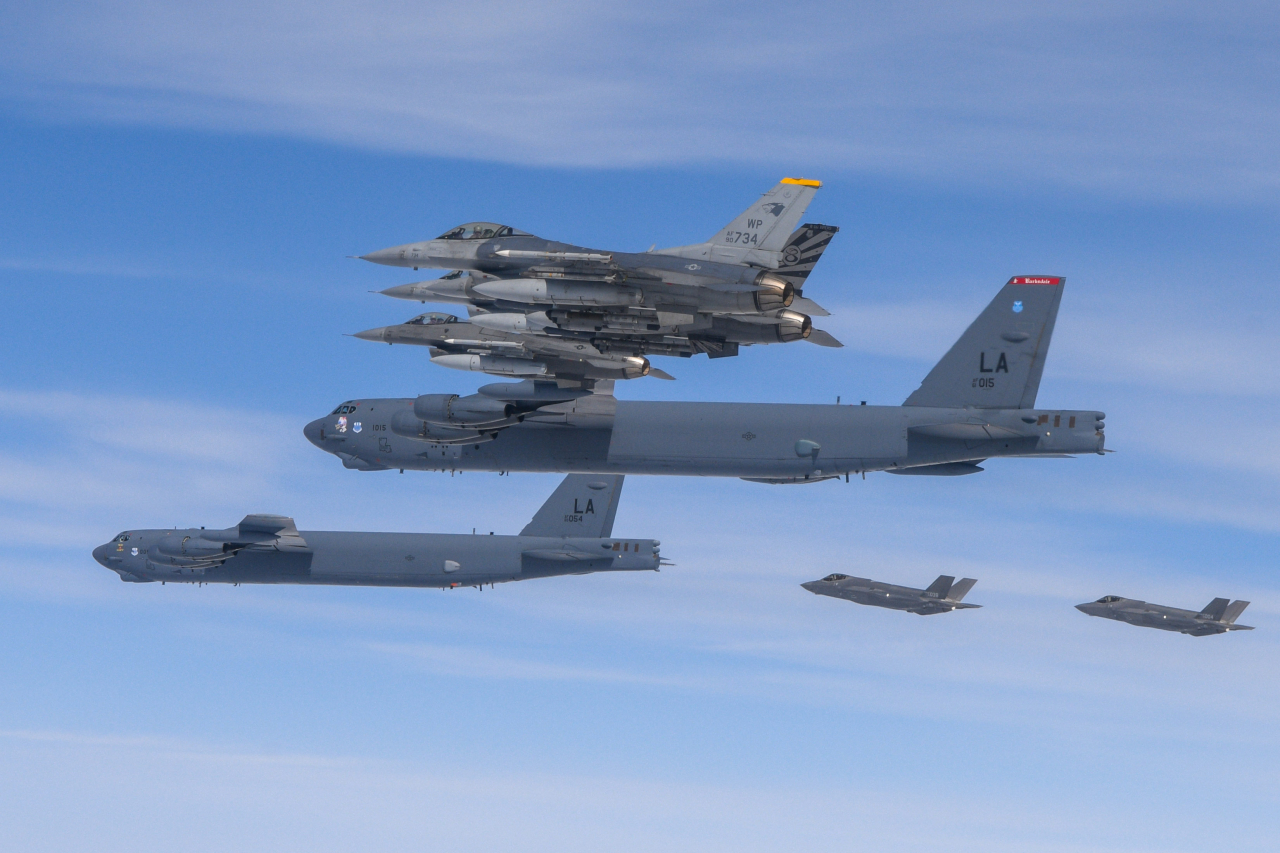 국방부는 30일 미국의 B-52H 전략폭격기의 한반도 전개를 계기로 한미 연합공중훈련을 실시했다고 밝혔다. 사진은 지난 4월 B-52H 전개시 한미 공군이 연합훈련을 실시한 모습. 자료사진. [국방부 제공]