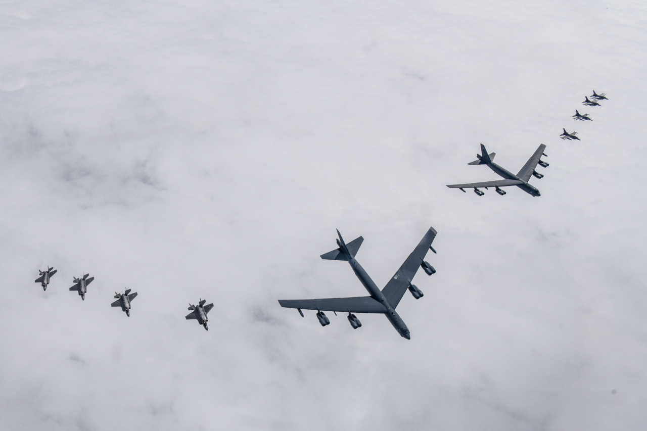 국방부는 30일 미국의 B-52H 전략폭격기의 한반도 전개를 계기로 한미 연합공중훈련을 실시했다고 밝혔다. 사진은 지난 4월 B-52H 전개시 한미 공군이 연합훈련을 실시한 모습. 자료사진. [국방부 제공]
