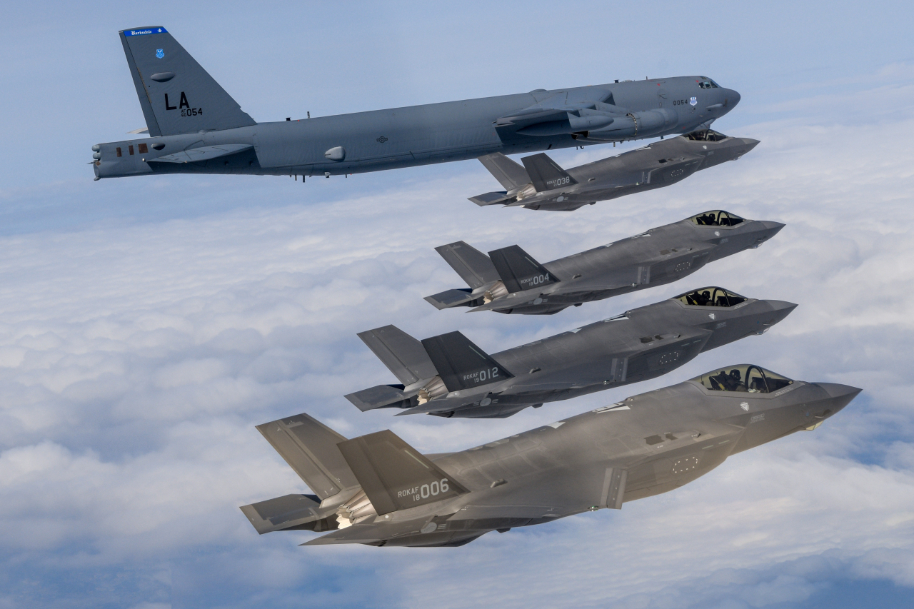 국방부는 30일 미국의 B-52H 전략폭격기의 한반도 전개를 계기로 한미 연합공중훈련을 실시했다고 밝혔다. 사진은 지난 4월 B-52H 전개시 한미 공군이 연합훈련을 실시한 모습. 자료사진. [국방부 제공]