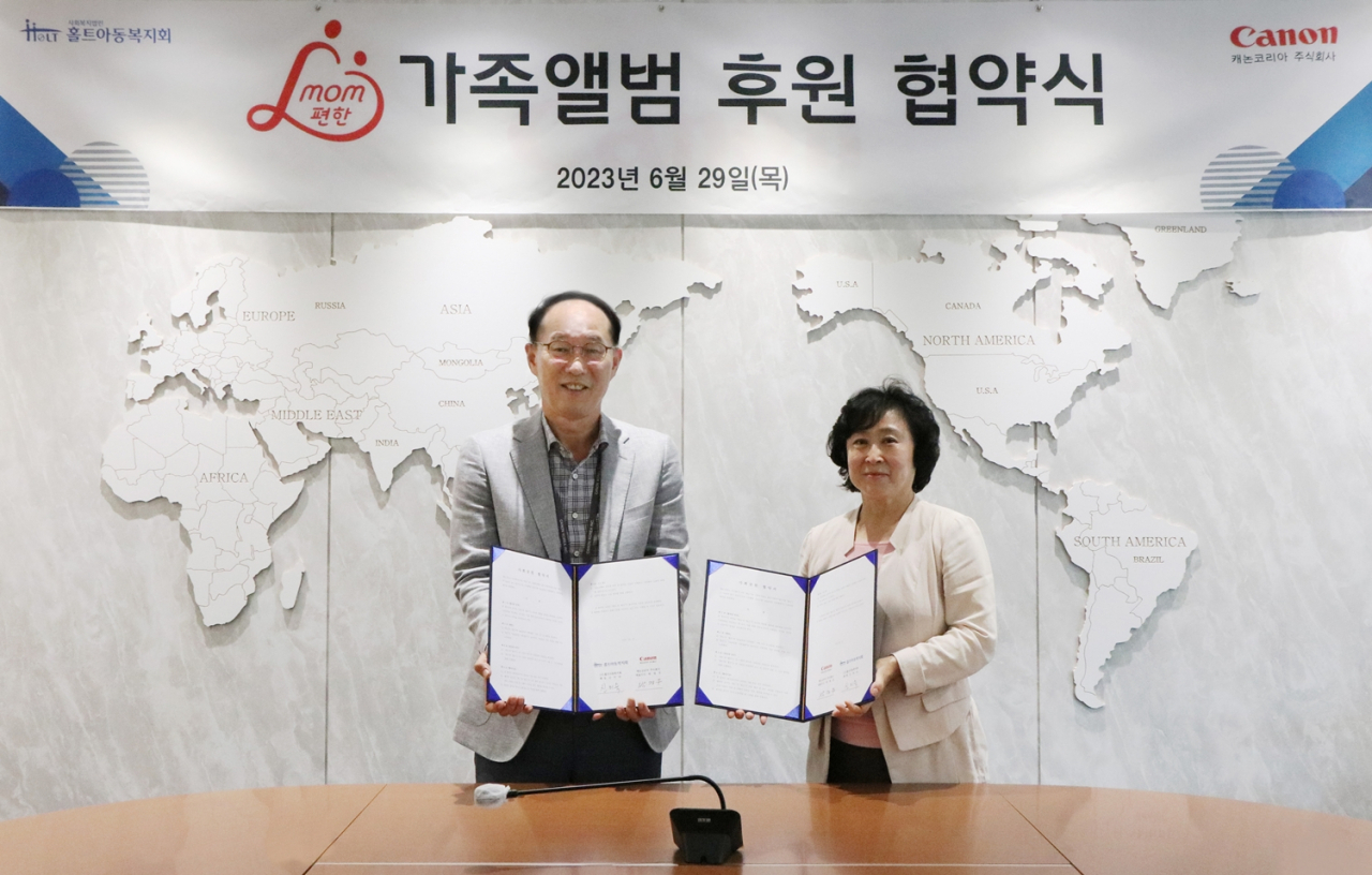 박정우(왼쪽) 캐논코리아 대표이사와 신미숙 홀트아동복지회 회장. [캐논코리아 제공]