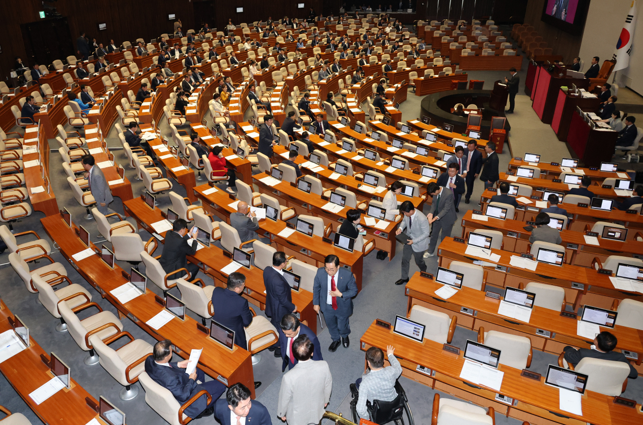 30일 국회 본회의에서 국민의힘 의원들이 '노란봉투법'(노동조합 및 노동관계조정법 개정안) 부의 여부 토론 중 퇴장하고 있다. [연합]