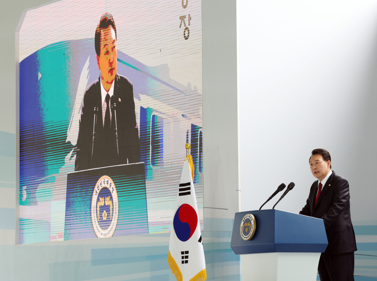 윤석열 대통령이 30일 경기 고양시 어울림누리 별무리경기장에서 열린 ‘서해선 대곡-소사 복선전철’ 개통 기념식에서 기념사를 하고 있다. [연합]