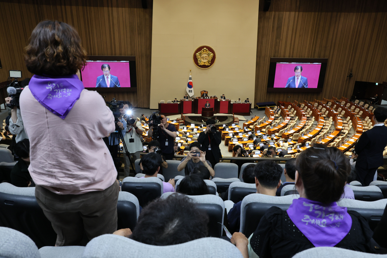 30일 오후 국회 본회의장을 찾은 이태원참사 유가족들이 특별법 패스트트랙(신속처리안건) 지정동의의 건 찬반 토론을 지켜보고 있다. [연합]