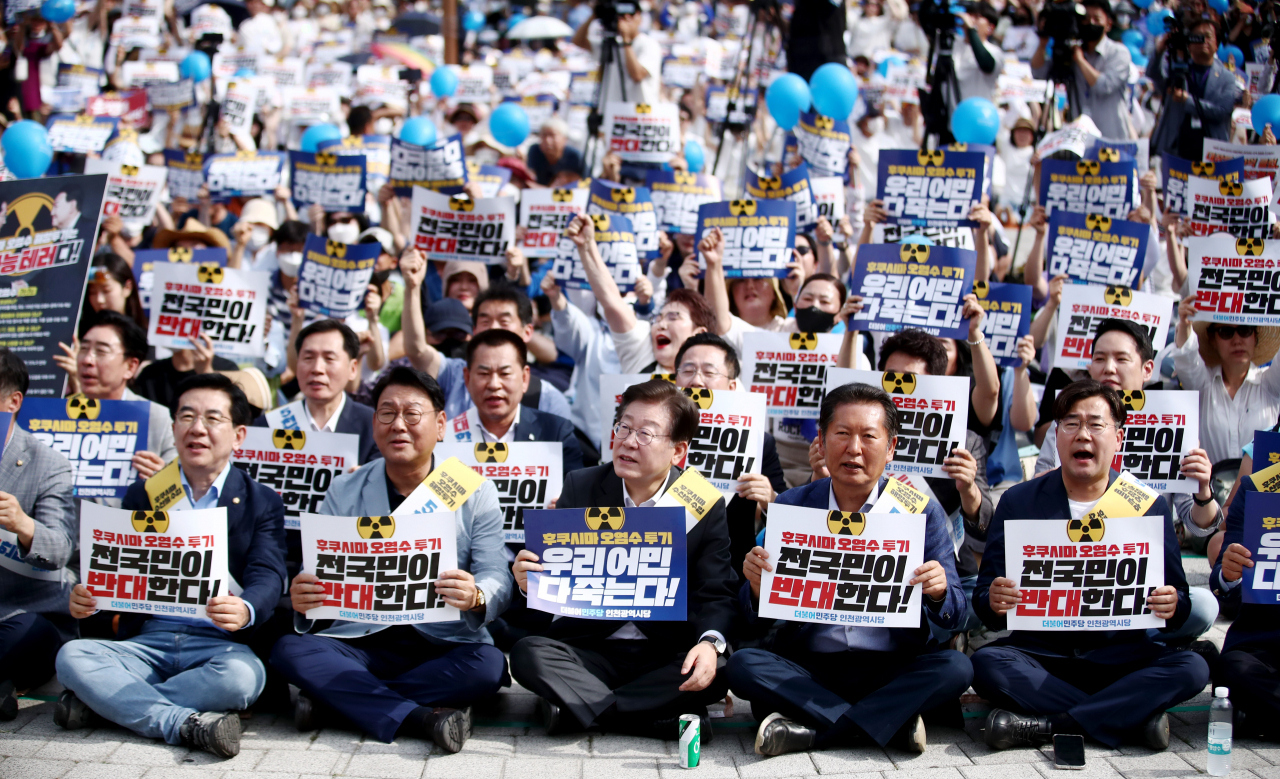 더불어민주당 지도부와 소속 의원들이 지난 17일 오후 인천시 부평구 인천지하철 1호선 부평역 북광장에서 일본 후쿠시마 오염수 방류 규탄대회를 열고 있다. [연합]