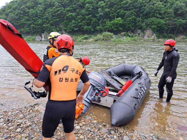 강원 홍천군 서면 팔봉리 홍천강 수난사고 현장에서 구조대원들이 실종자 수색 작업을 벌이는 모습 [강원특별자치도 소방본부 제공]