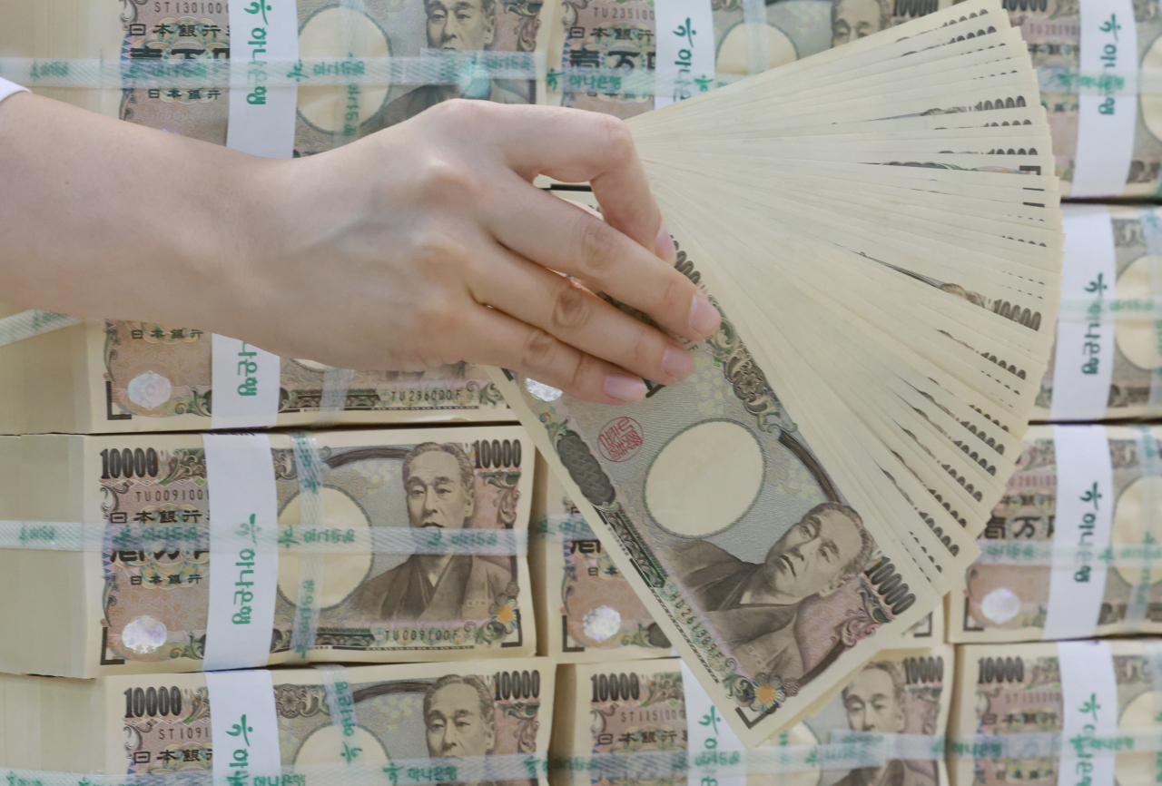 서울 중구 을지로 하나은행 본점 위변조대응센터에서 직원이 엔화를 정리하고 있다. [연합]