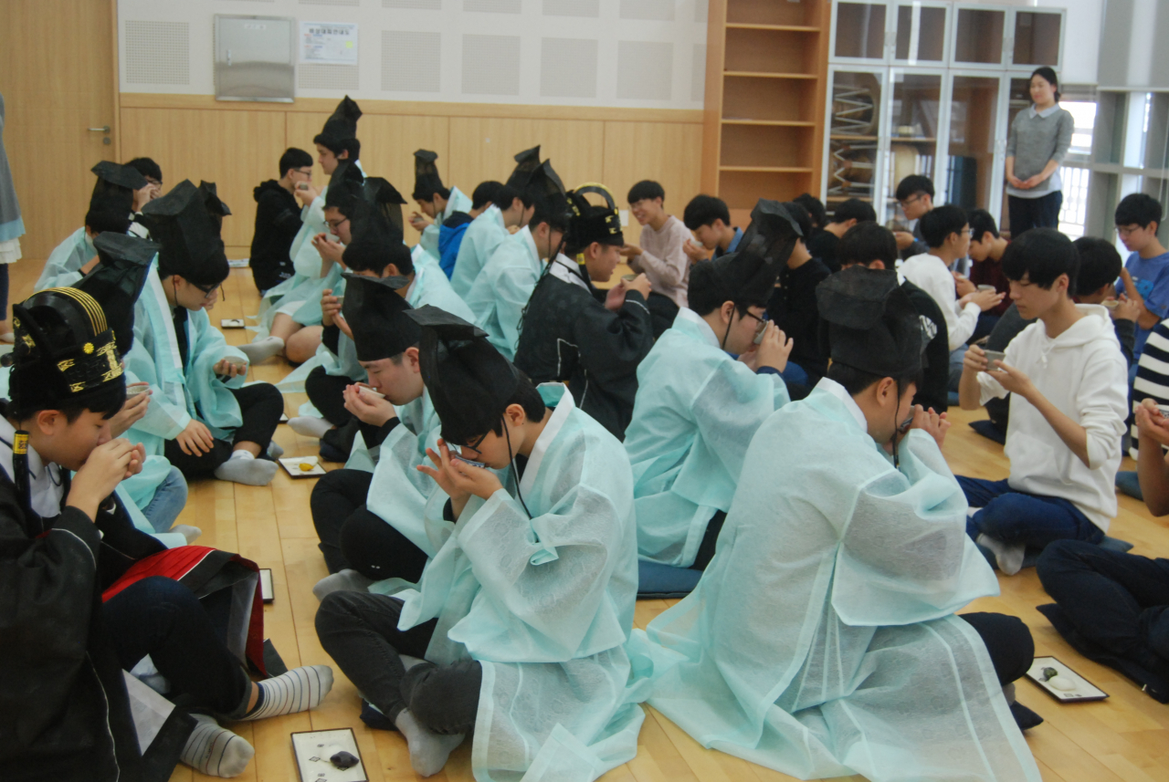 성균관 석전대제 중 유생들의 음복.