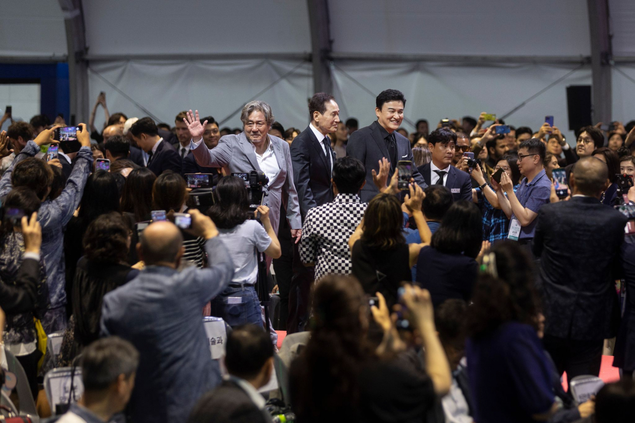 지난달 29일 제27회 부천국제판타스틱영화제 현장에 배우 최민식(가운데 왼쪽부터) 안성기, 박중훈이 입장하고 있는 모습. [부천국제판타스틱영화제 제공]
