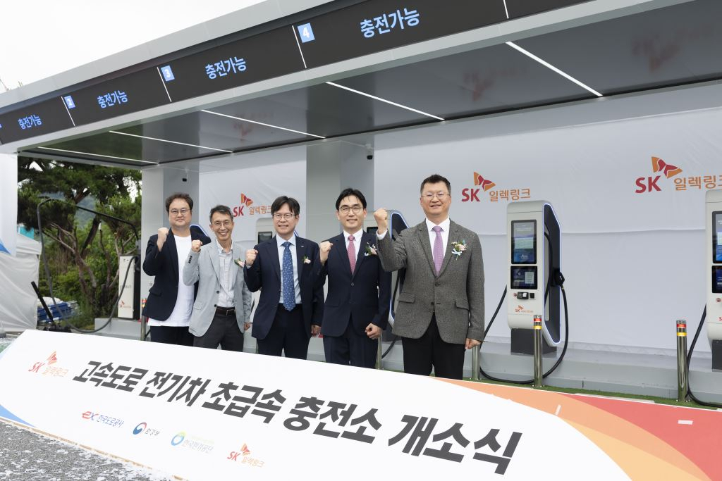 청주휴게소에서 열린 SK일렉링크 고속도로 휴게소 초급속 충전소 개소식에 참석한 이호정 SK네트웍스 대표이사(오른쪽 첫번째부터)와 조형기 SK일렉링크 대표이사, 한국도로공사, 한국환경공단, 한국전기차사용자협회 관계자들. [SK일렉링크 제공]