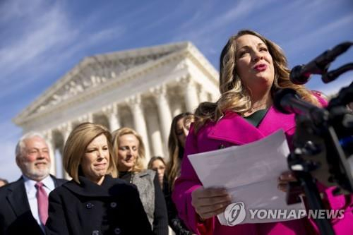 로리 스미스(오른쪽)[AP=연합뉴스 자료사진]
