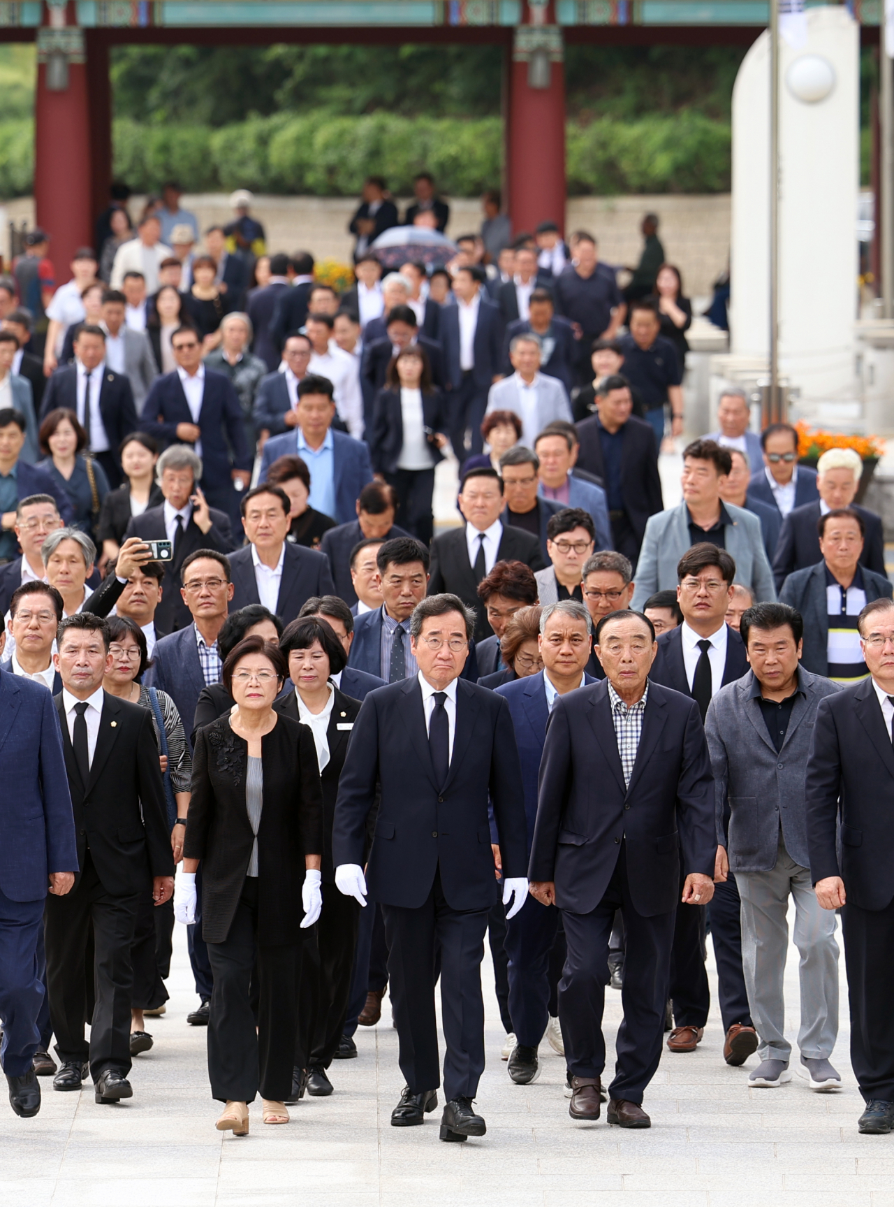 이낙연 더불어민주당 전 대표가 2일 오전 광주 북구 국립 5·18 민주묘지를 방문해 참배단으로 향하고 있다. [연합]