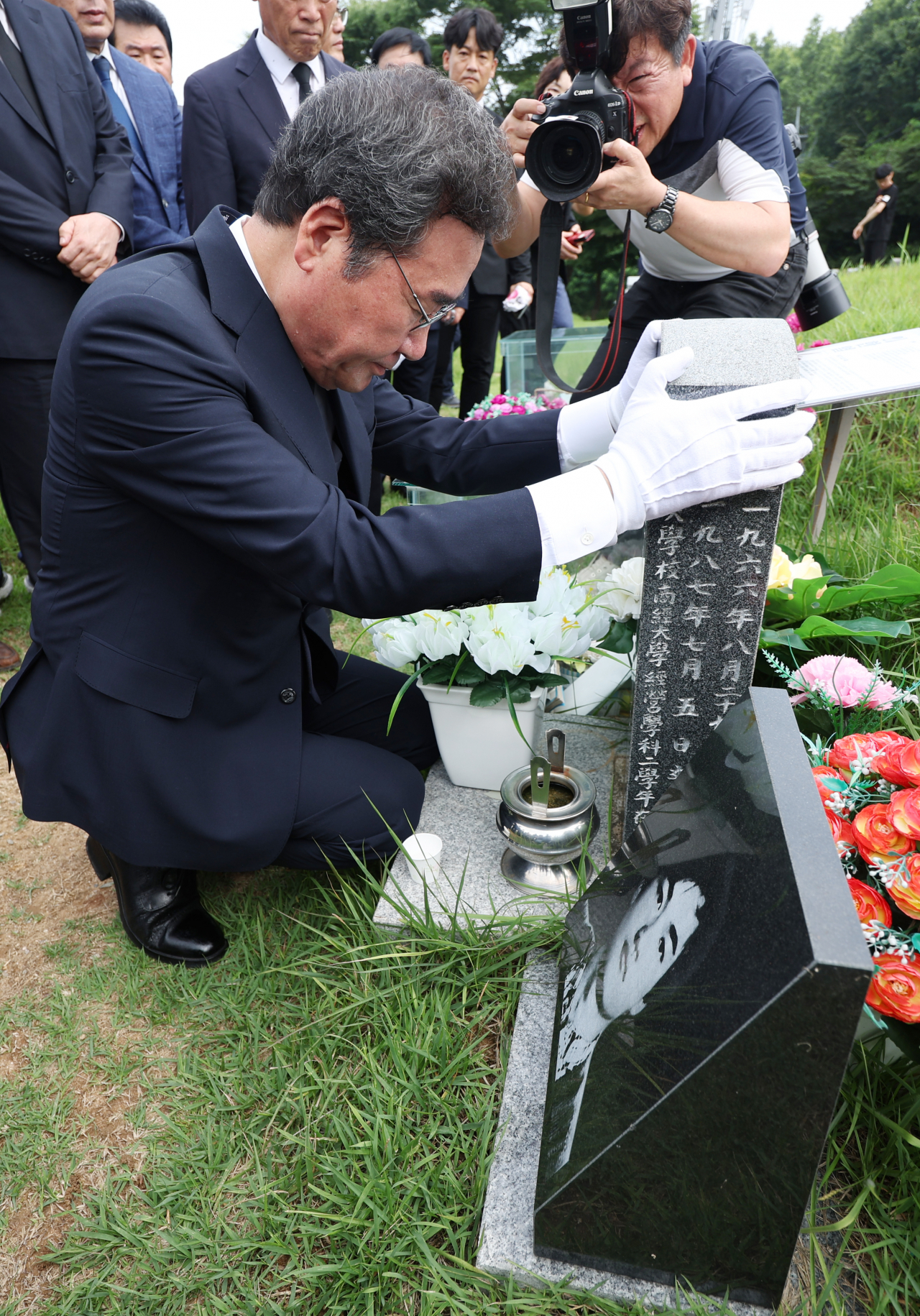 이낙연 더불어민주당 전 대표가 2일 오전 광주 북구 민족민주열사묘역(옛 망월묘역)에서 고(故) 이한열 열사의 묘를 참배하고 있다. [연합]