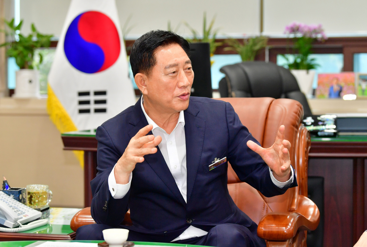 김한종군수가 취임 1주년을 맞아 신장성 프로젝트를 설명하고 있다