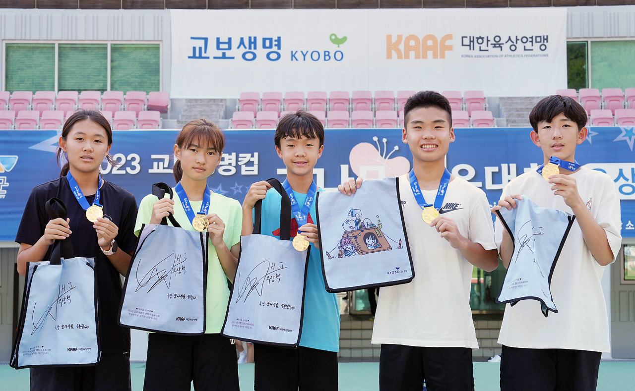 2일 '2023 교보생명컵 꿈나무체육대회'에 참가한 학생 선수들이 폐현수막을 새롭게 활용한 신발주머니를 직접 색칠하고 있다. 신발주머니에 우상혁, 신유빈, 황대헌 등 스타의 사인이 남겨져 있다. [교보생명 제공]