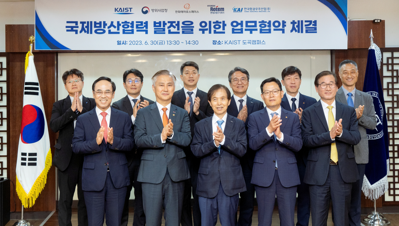이용배(앞줄 왼쪽부터) 현대로템 사장, 엄동환 방위사업청 청장, 이광형 카이스트 이광형 총장, 손재일 한화에어로스페이스 사장, 강구영 한국항공우주산업 사장이 국제방산협력을 위한 업무협약 체결 후 기념사진을 찍고 있다. [현대로템 제공]