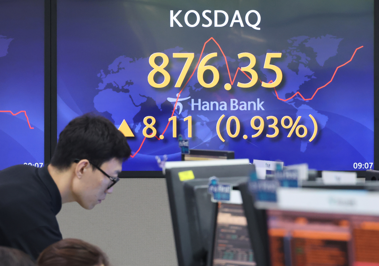 An electronic board showing the Korea Composite Stock Price Index at a dealing room of the Hana Bank headquarters in Seoul on Monday (Yonhap)