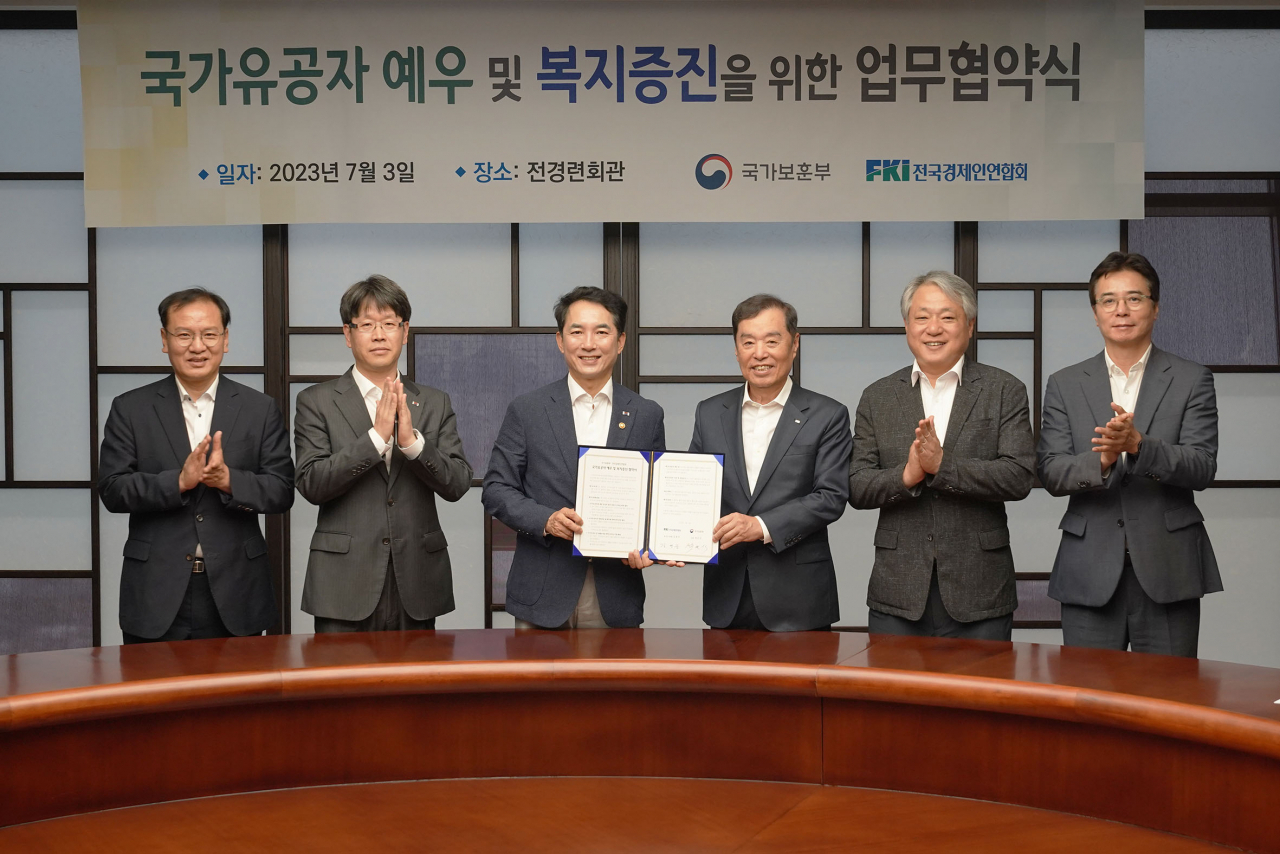 김병준(왼쪽에서 네 번째) 전경련 회장직무대행과 박민식(왼쪽에서 세번쨰) 국가보훈부 장관이 3일 전경련회관에서 열린 '국가유공자 예우 및 복지증진 업무협약식'에 참석했다.왼쪽부터 김석기 국가보훈부 복지정책과장, 박봉용 국가보훈부 복지증진국장, 박민식 국가보훈부 장관, 김병준 전경련 회장직무대행, 배상근 전경련 전무, 이상윤 전경련 CSR본부장. [전경련 제공]
