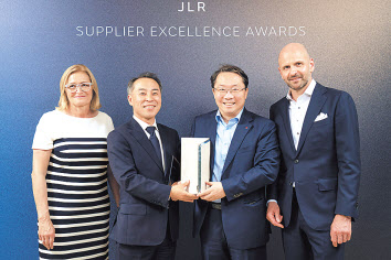 바바라 버그메이어(왼쪽부터) JLR 산업 운영 총괄 디렉터, 주원래 LG이노텍 유럽지사장, 유병국 LG이노텍 전장부품사업부장, 토바이어스 모크 JLR 구매 총괄 디렉터
