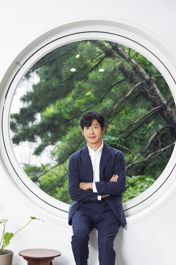 배우 유준상은 ‘열정 만렙’의 아이콘이다. 드라마와 영화, 뮤지컬을 넘나들었고, 노래를 만들고 부르는 싱어송라이터였으며, 그의 삶을 글로 적은 작가였다. [인사이트엔터테인먼트 제공]