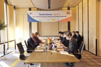 지난해 11월 열린 제1차 한-스페인 산업 기술협력 공동위원회에서 참석자들이 회의를 하고 있다. [한국산업기술진흥원 제공]