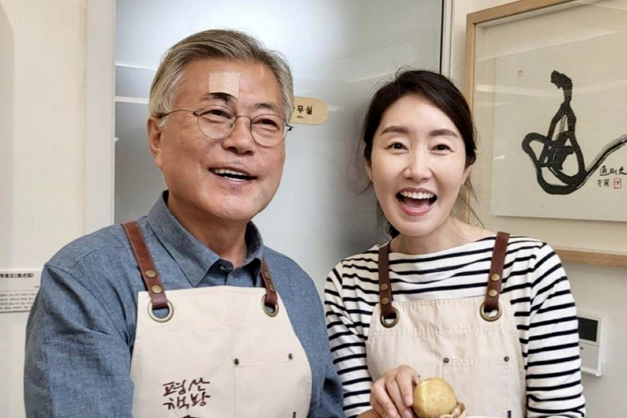 문재인 전 대통령과 강선우 민주당 의원.[평산책방 인스타그램]