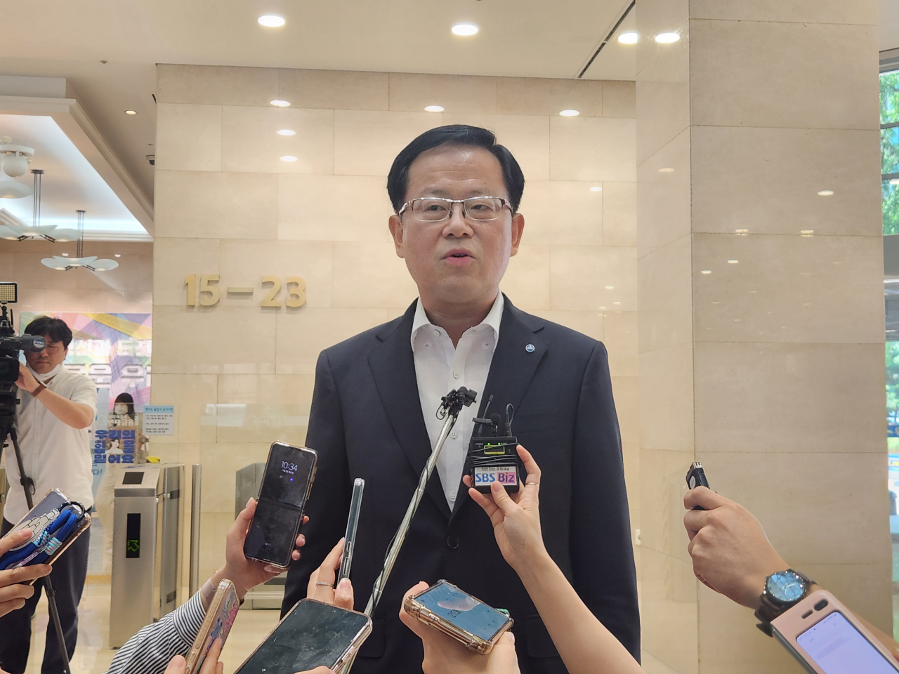 3일 서울 중구 우리은행 본점에서 조병규 신임 우리은행장이 기자들의 질문에 답변하고 있다. 김광우 기자.