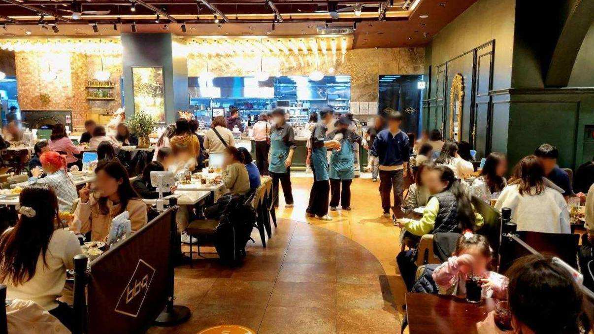 6월 30일 문을 연 울산 중구 ‘BBQ 빌리지’ 울산성남점 내부 [제너시스BBQ그룹 제공]