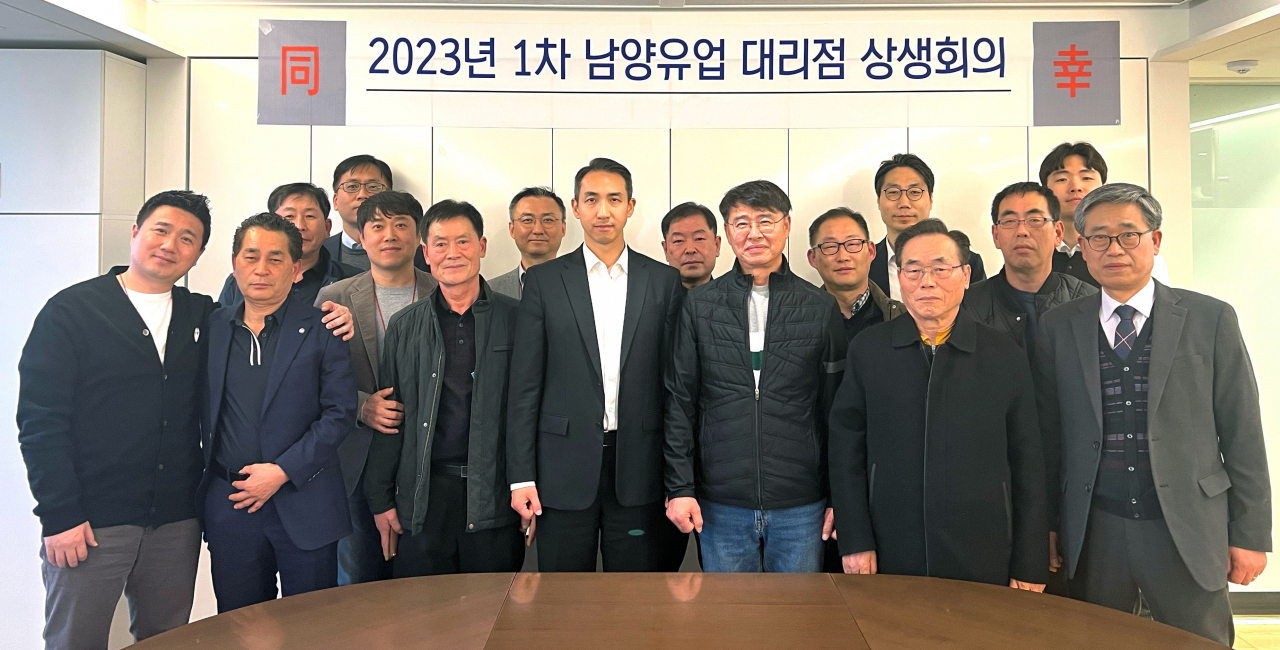 3월 28일 서울 강남구 남양유업 본사 대회의실에서 열린 1차 대리점 상생회의. 앞줄 가운데가 김승언 남양유업 대표. [남양유업 제공]