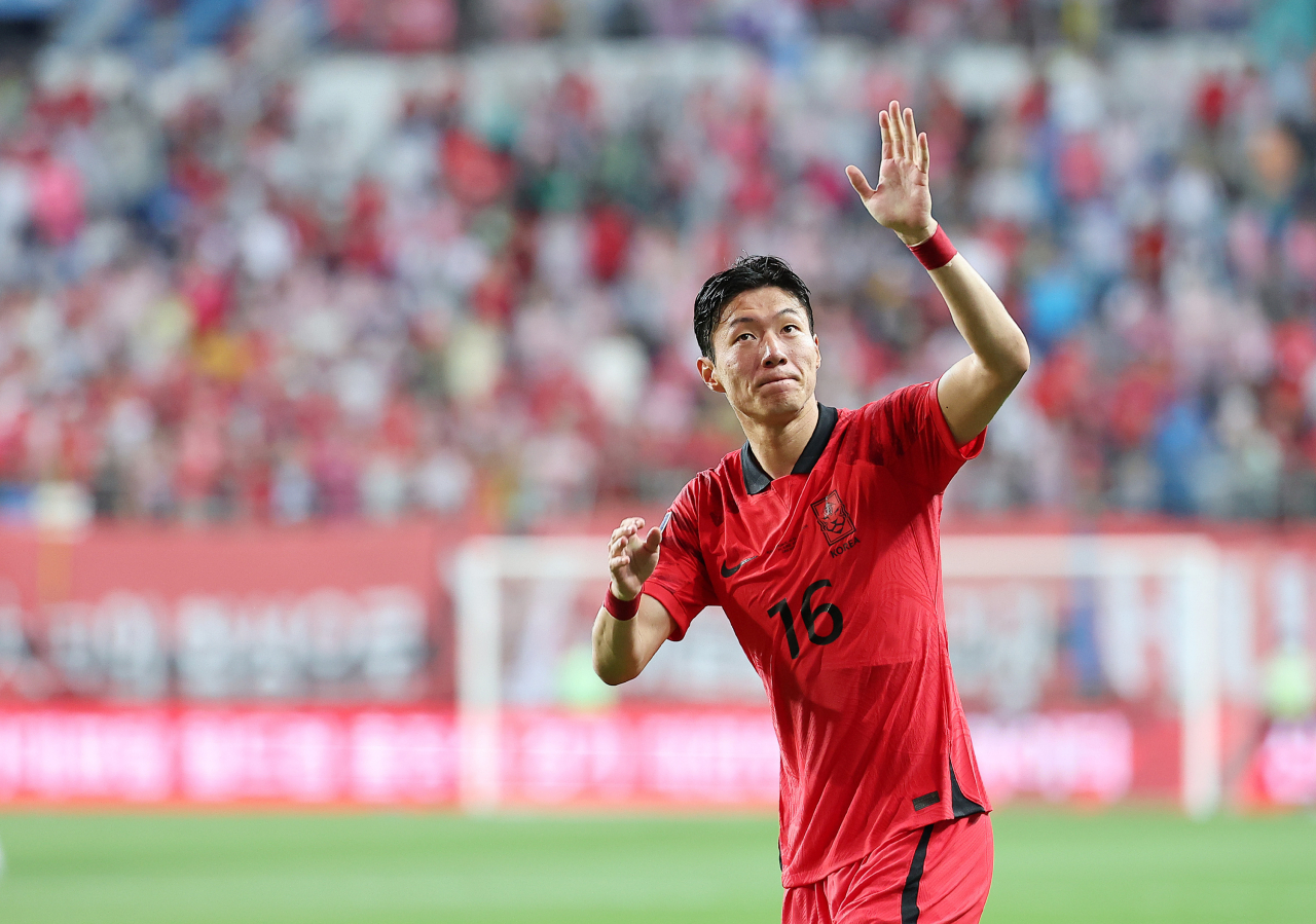지난 6월 20일 대전월드컵경기장에서 열린 축구 국가대표팀 평가전 한국과 엘살바도르의 경기. 1대1 무승부로 경기를 마친 황의조가 관중석을 향해 인사하고 있다. [연합]