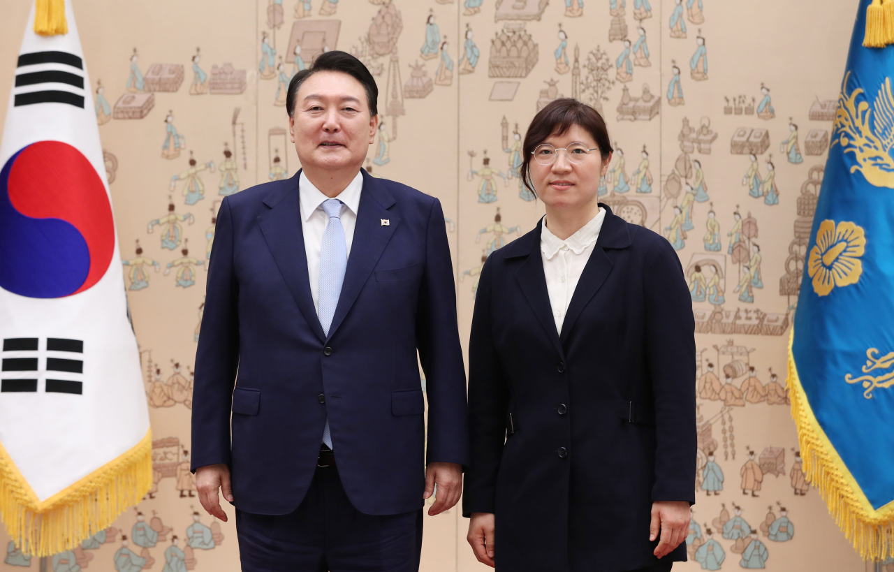 윤석열 대통령이 3일 서울 용산 대통령실 청사에서 장미란 문화체육관광부 2차관에게 임명장을 수여한 뒤 기념촬영을 하고 있다. [연합]