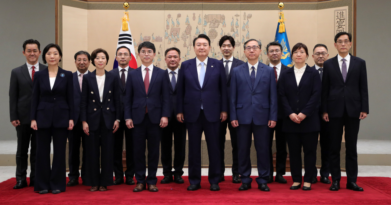 윤석열 대통령이 3일 서울 용산 대통령실 청사에서 김완섭 기획재정부 2차관, 조성경 과기정통부 1차관, 장미란 문화체육관광부 2차관 등 신임 차관들에게 임명장을 수여한 뒤 기념촬영을 하고 있다. [연합]