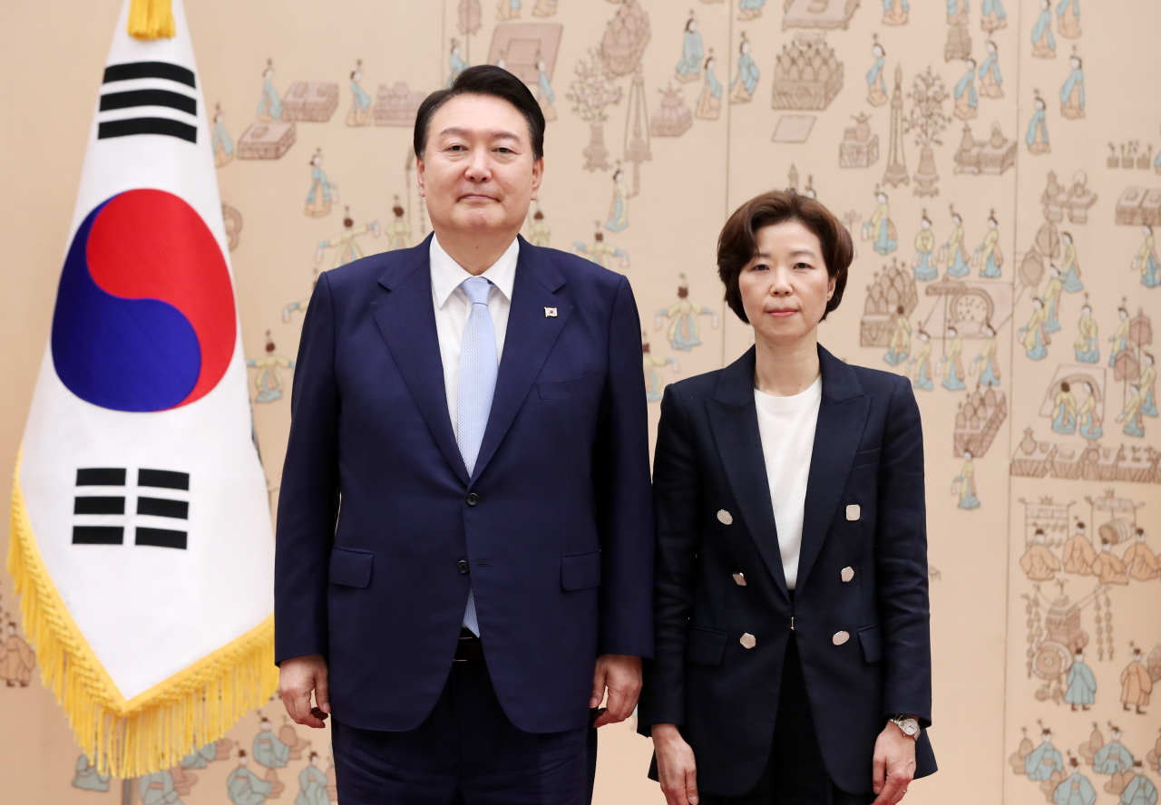 윤석열 대통령이 3일 서울 용산 대통령실 청사에서 조성경 과학기술정보통신부 제1차관에게 임명장을 수여한 뒤 기념촬영을 하고 있다. [연합]