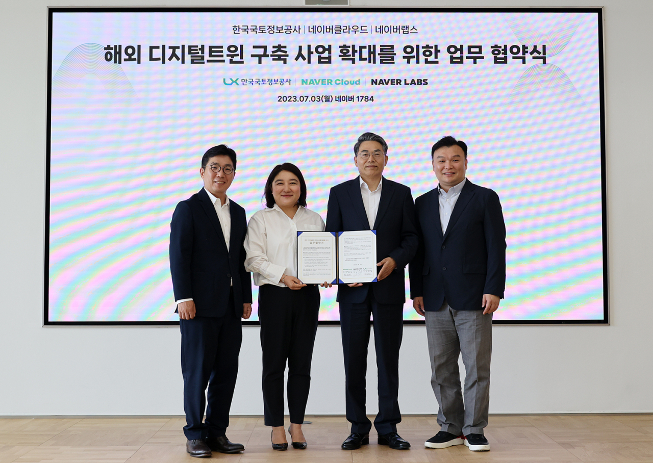 LX한국국토정보공사는 네이버클라우드, 네이버랩스와 3일 ‘해외 디지털트윈 구축 사업 확대를 위한 업무협약’을 체결했다고 밝혔다. 사진은 왼쪽부터 김유원 네이버클라우드 대표, 채선주 네이버 대외·ESG정책 대표, 김정렬 LX한국국토정보공사 사장, 석상옥 네이버랩스 대표. [LX한국국토정보공사]