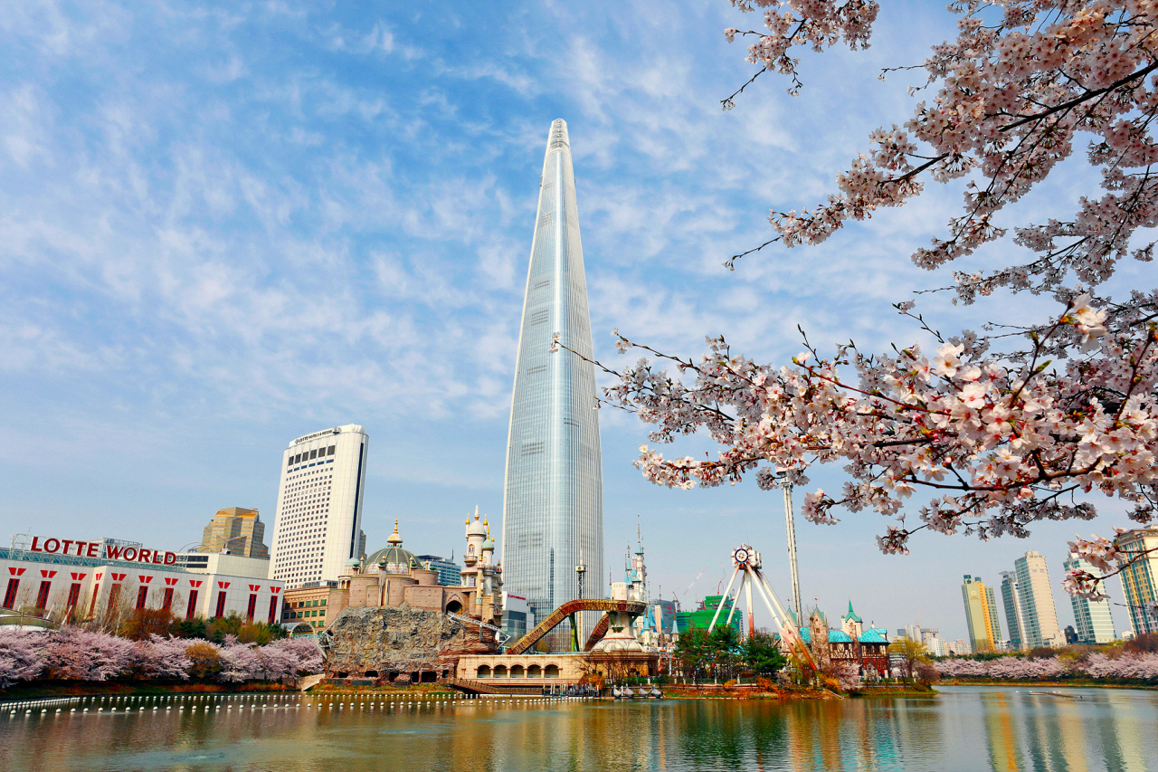 A view of Seokchon Lake and Lotte World (Lotte Property & Development)