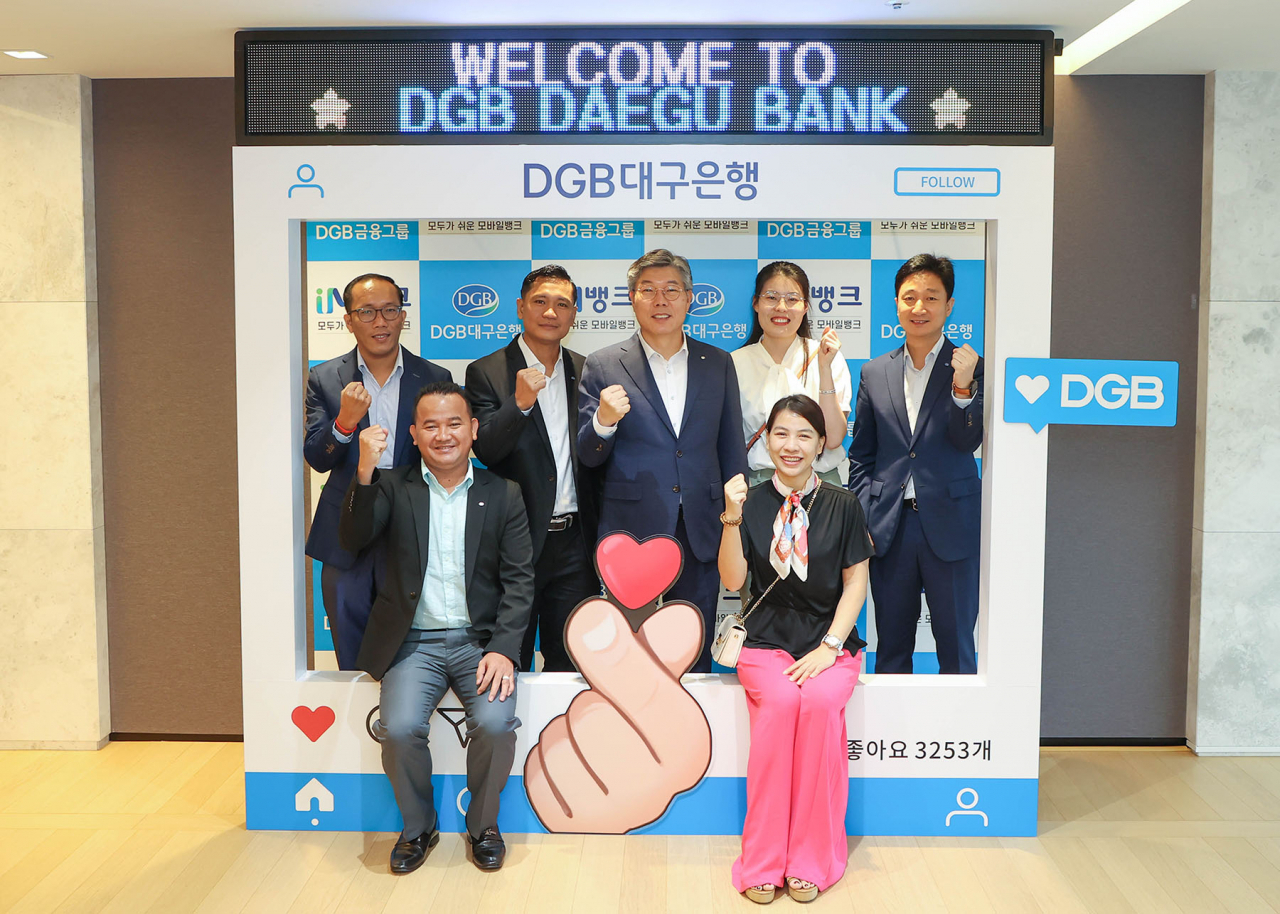 황병우(가운데) 대구은행 은행장이 국내로 초청된 해외 현지 직원과 기념촬영하고 있다. [대구은행 제공]