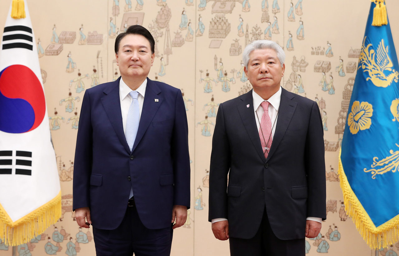 윤석열 대통령이 3일 서울 용산 대통령실 청사에서 김홍일 국민권익위원장에게 임명장을 수여한 뒤 기념촬영을 하고 있다. [연합]