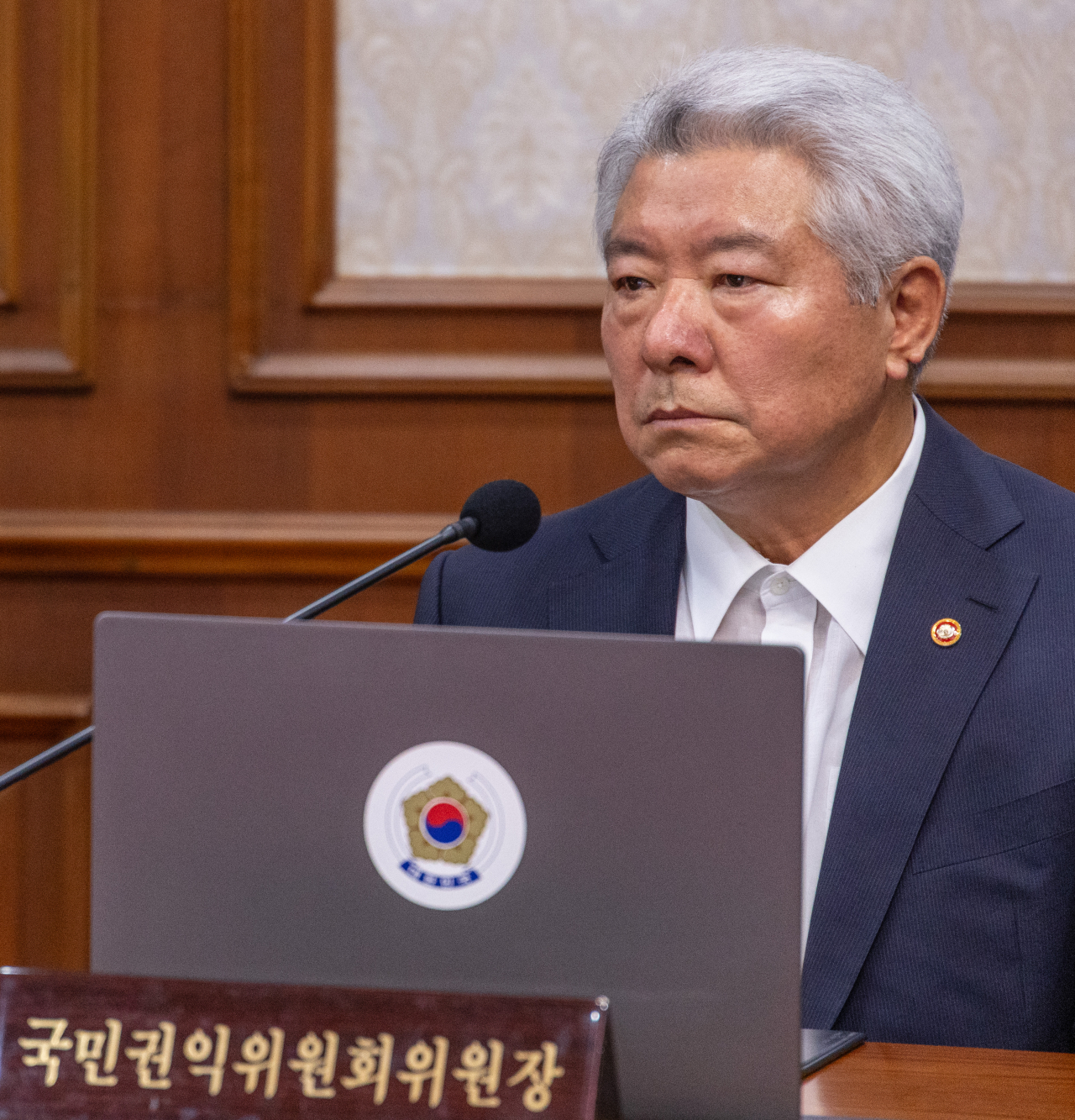 김홍일 국민권익위원장이 3일 정부서울청사에서 열린 국무회의에 참석해 추경호 경제부총리 겸 기획재정부 장관의 발언을 듣고 있다. [연합]