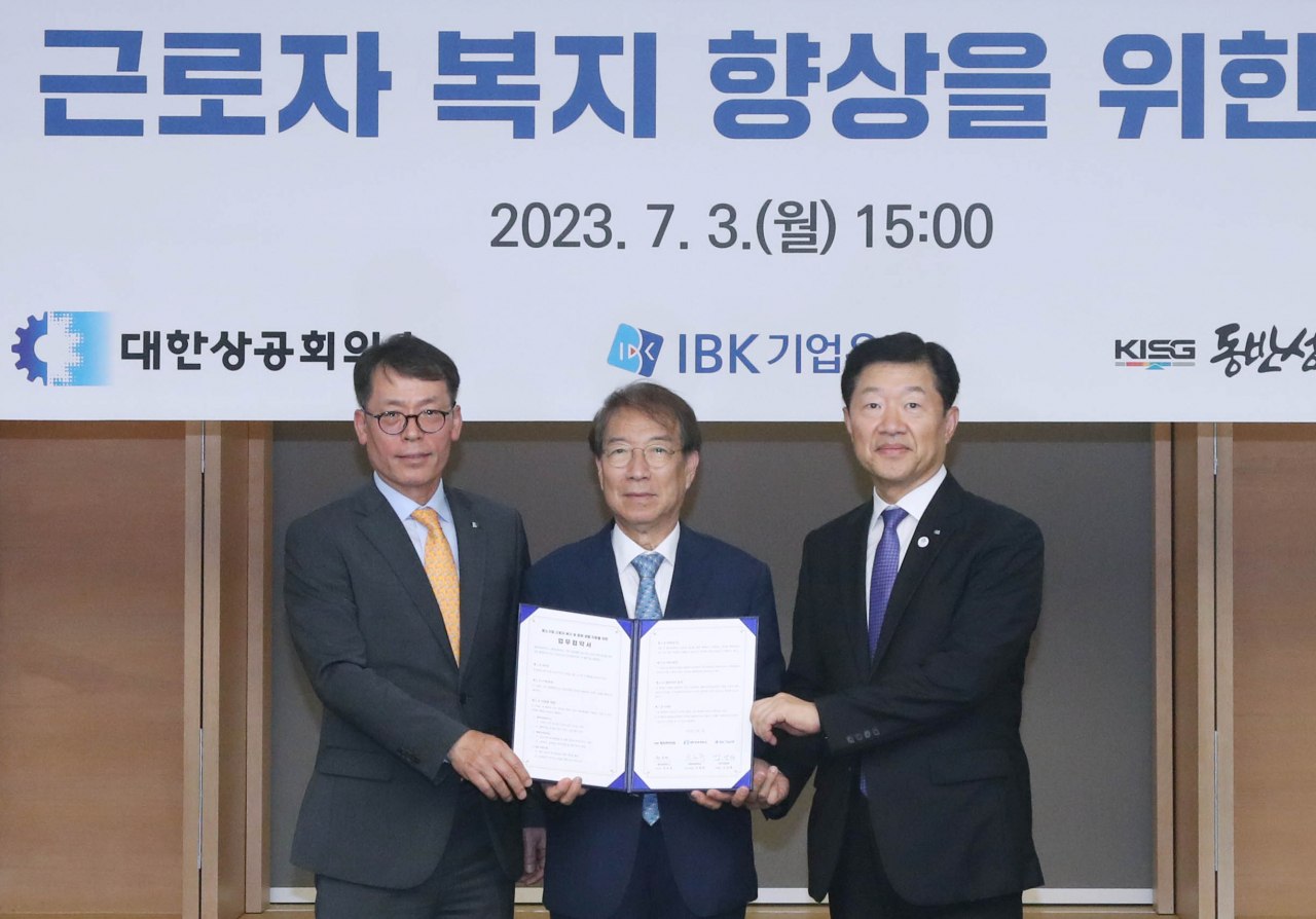 3일 서울 상의회관에서 열린 중소기업 근로자 복지향상을 위한 협약식에서 우태희(오른쪽부터) 대한상의 상근부회장, 정운찬 동반성장연구소 이사장, 김성태 IBK기업은행 은행장이 기념촬영을 하고 있다. [대한상의 제공]