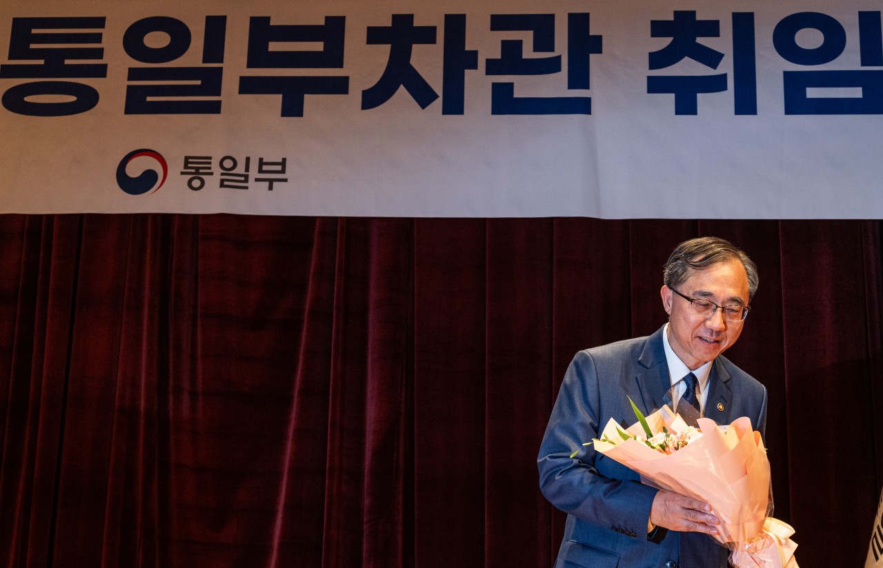 문승현 신임 통일부 차관이 3일 오후 서울 종로구 정부서울청사 별관에서 열린 취임식에 참석해 축하 꽃다발을 받은 뒤 인사하고 있다. [연합]
