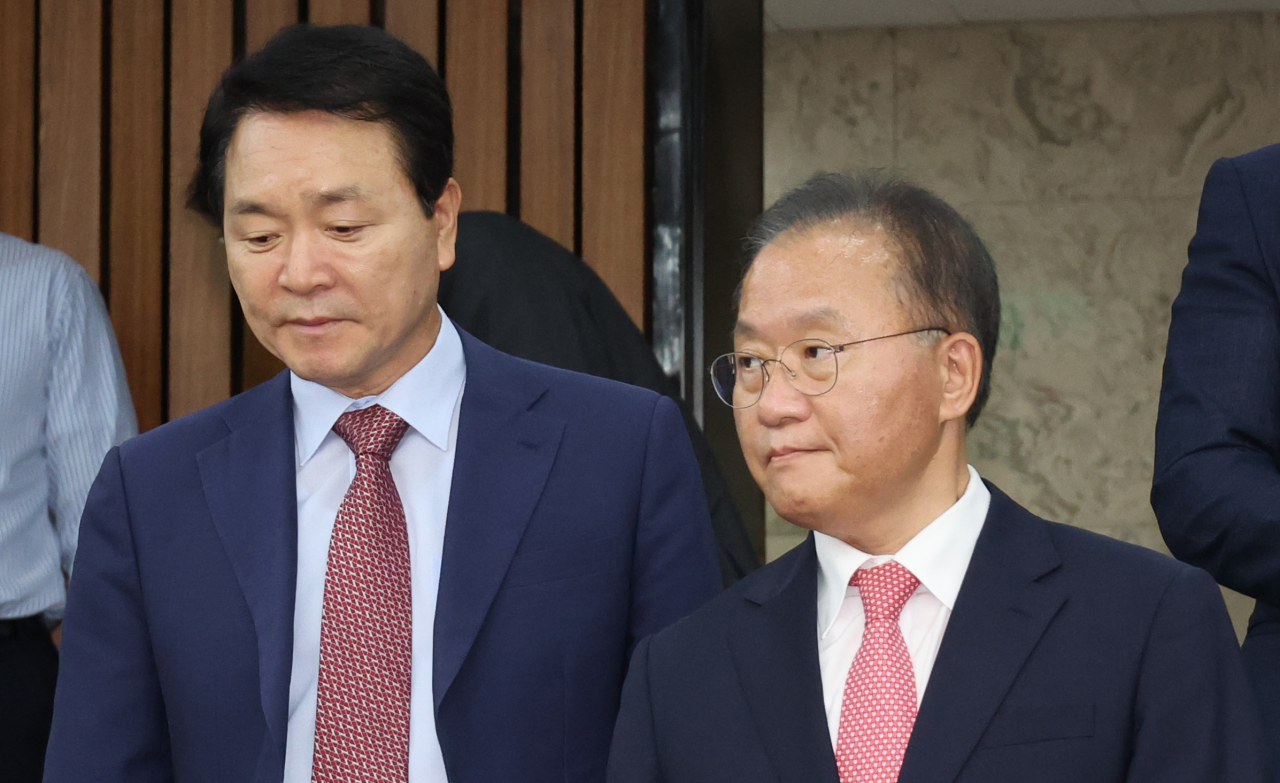 3일 국회에서 열린 국민의힘 IAEA 검증결과 대책 간담회에 윤재옥 원내대표와 성일종 의원이 참석하고 있다. [연합]
