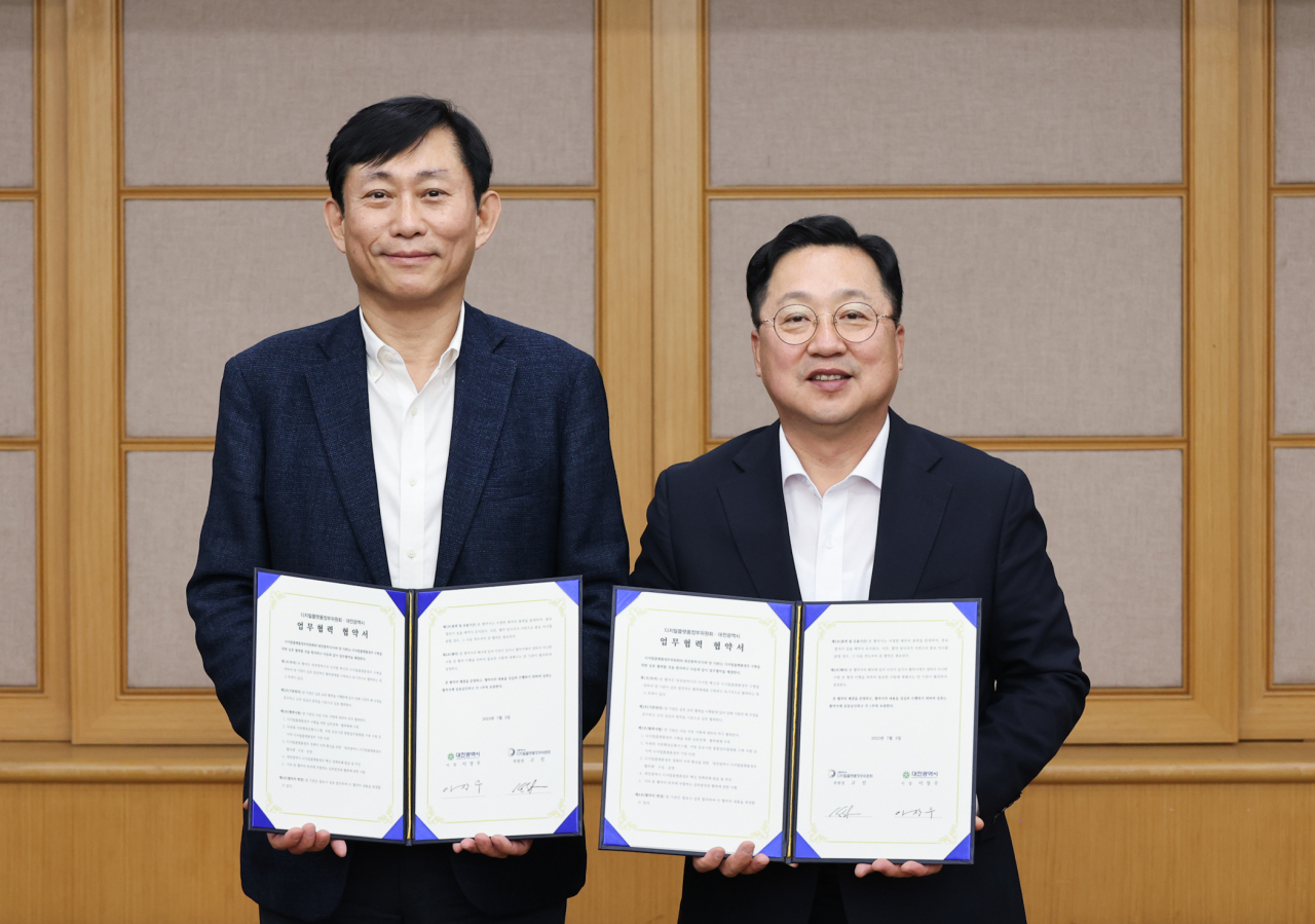고진(왼쪽) 디지털플랫폼정부위원회 위원장과 이장우 대전시장이 3일 ‘디지털플랫폼 기반 지역혁신 및 민관이 함께하는 성장 플랫폼’을 추진하기 위한 업무협약(MOU)을 체결했다. [디지털플랫폼정부위원회 제공]