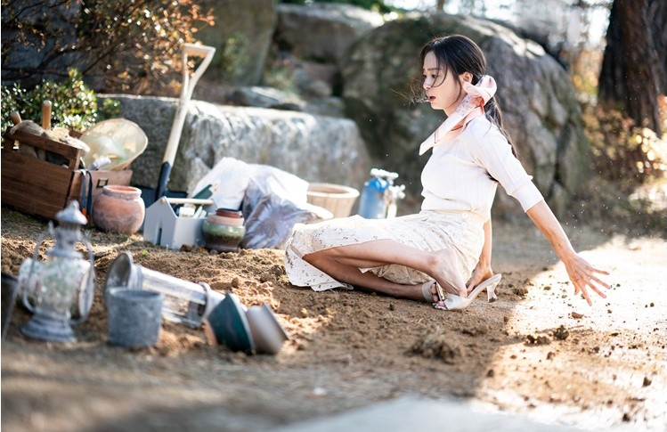 Kim Tae-hee plays a housewife named Joo-ran in "Lies Hidden in My Garden." (KT Studio Genie)